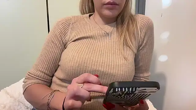 MissBella131 online show from November 12, 2:43 pm