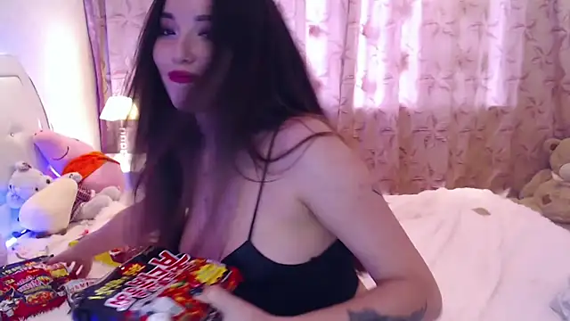 lilianbee online show from April 14, 9:09 pm