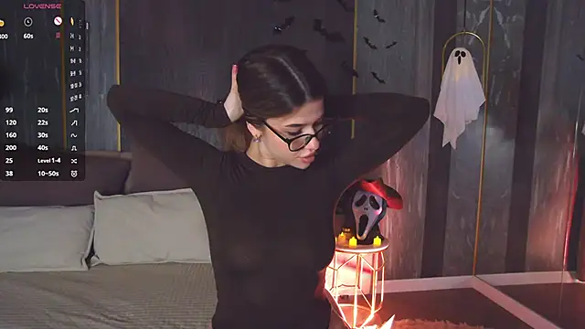 Sara Lewiis online show from October 28, 4:28 pm