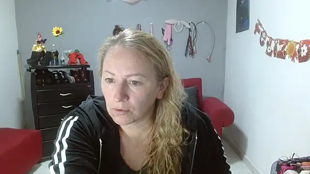 Snapshot of emperabigbootybigass chatting on March 19, 12:23 pm emperabigbootybigass online show from March 19, 12:23 pm