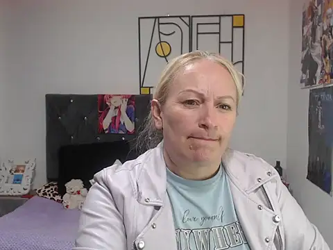 Snapshot of emperabigbootybigass chatting on June 19, 12:22 pm emperabigbootybigass online show from June 19, 12:22 pm