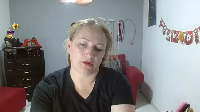 Snapshot of emperabigbootybigass chatting on March 12, 9:24 pm emperabigbootybigass online show from March 12, 9:24 pm