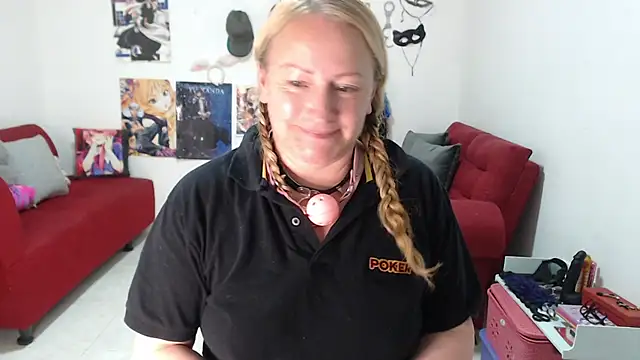 Snapshot of emperabigbootybigass chatting on October 4, 12:23 am emperabigbootybigass online show from October 4, 12:23 am