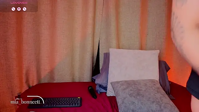 mia bonneett online show from April 11, 7:45 am