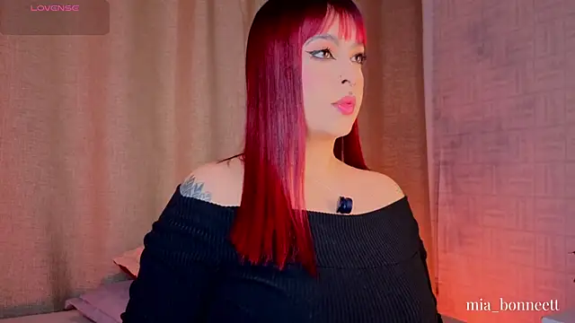 Snapshot of mia_bonneett chatting on June 4, 5:12 am mia bonneett online show from June 4, 5:12 am