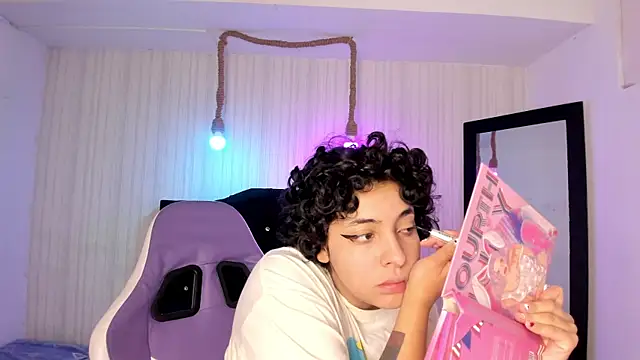 Snapshot of miku_katsuragi chatting on September 29, 1:34 am miku katsuragi online show from September 29, 1:34 am