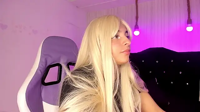 Snapshot of miku_katsuragi chatting on October 1, 1:33 am miku katsuragi online show from October 1, 1:33 am