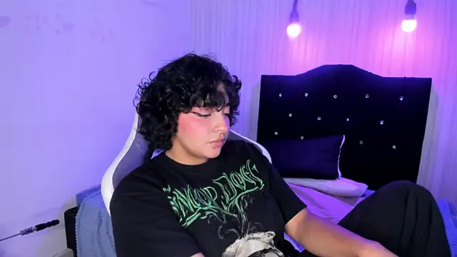 Snapshot of miku_katsuragi chatting on November 22, 11:47 pm miku katsuragi online show from November 22, 11:47 pm