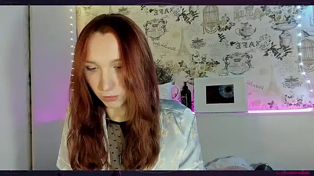 Snapshot of LisaIcon chatting on December 17, 2:22 pm LisaIcon online show from December 17, 2:22 pm
