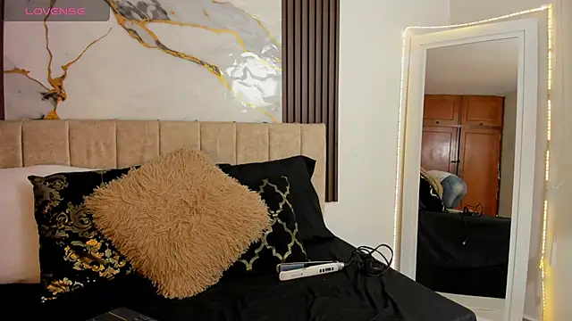 Snapshot of cristalwalker__ chatting on July 1, 11:21 am cristalwalker online show from July 1, 11:21 am
