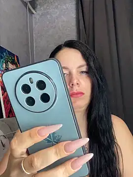 Lola Hale online show from May 19, 6:15 pm