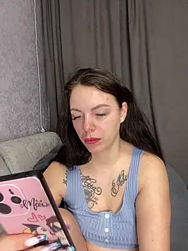 Lola Hale online show from February 7, 7:00 pm