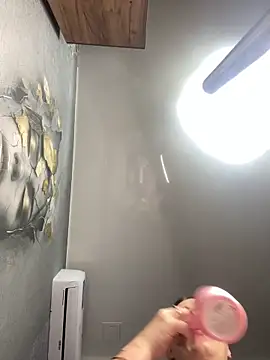 Lola Hale online show from April 8, 7:15 pm