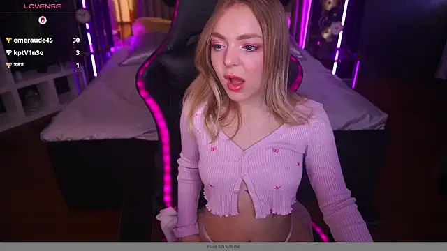 Snapshot of EmilySunshineS chatting on March 21, 5:21 am EmilySunshineS online show from March 21, 5:21 am