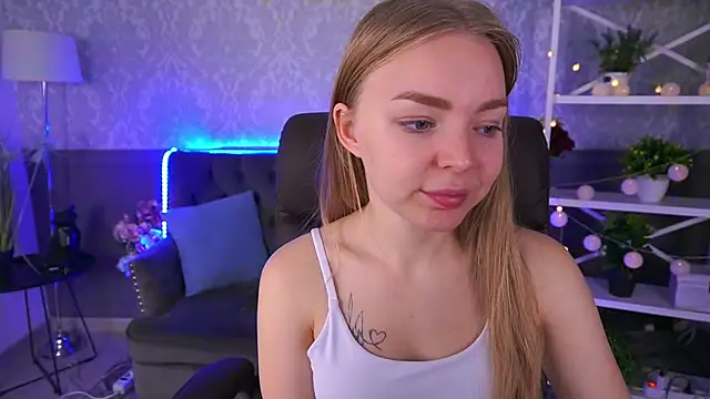 Snapshot of EmilySunshineS chatting on October 22, 6:46 am EmilySunshineS online show from October 22, 6:46 am