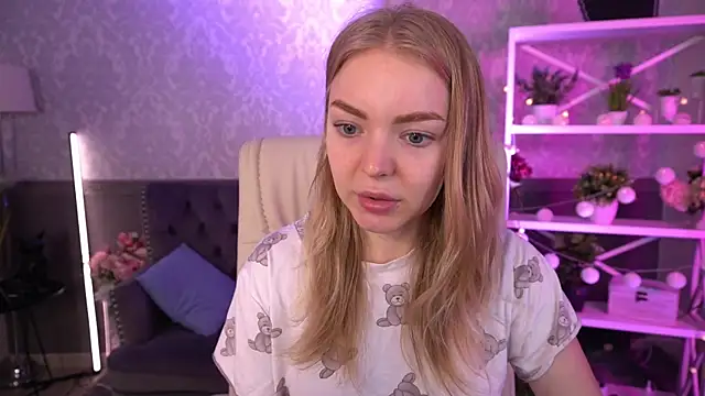 Snapshot of EmilySunshineS chatting on September 18, 6:27 am EmilySunshineS online show from September 18, 6:27 am