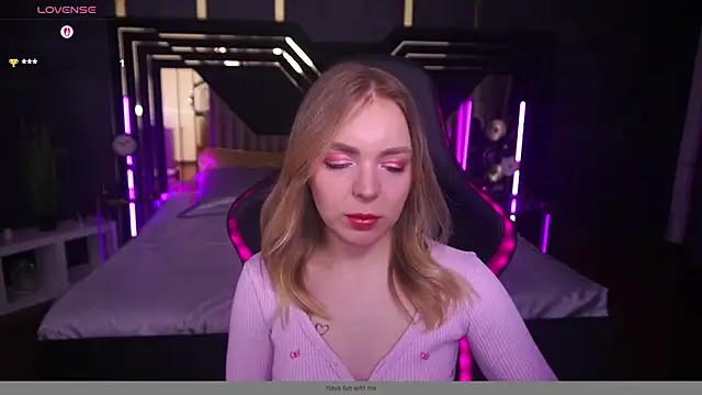 Snapshot of EmilySunshineS chatting on March 21, 2:18 am EmilySunshineS online show from March 21, 2:18 am