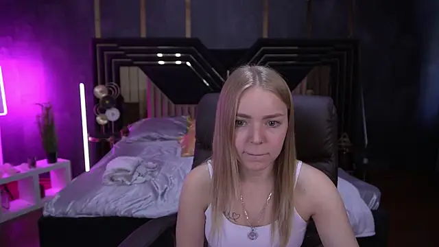 Snapshot of EmilySunshineS chatting on October 13, 1:45 pm EmilySunshineS online show from October 13, 1:45 pm