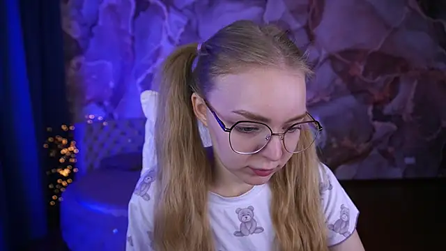 Snapshot of EmilySunshineS chatting on October 20, 6:59 am EmilySunshineS online show from October 20, 6:59 am