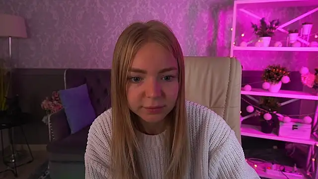 Snapshot of EmilySunshineS chatting on October 15, 5:39 am EmilySunshineS online show from October 15, 5:39 am