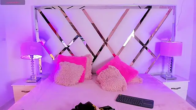 Snapshot of naughty__sara chatting on October 14, 11:44 am naughty sara online show from October 14, 11:44 am