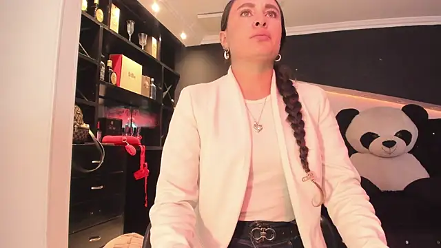 Coral Gibson online show from July 17, 2:25 pm