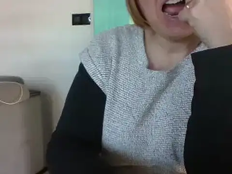 Snapshot of Sandcoq chatting on February 4, 11:49 am Sandcoq online show from February 4, 11:49 am