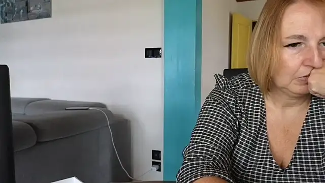 Snapshot of Sandcoq chatting on June 9, 9:43 am Sandcoq online show from June 9, 9:43 am