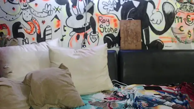 roystonee01 online show from October 15, 1:48 am