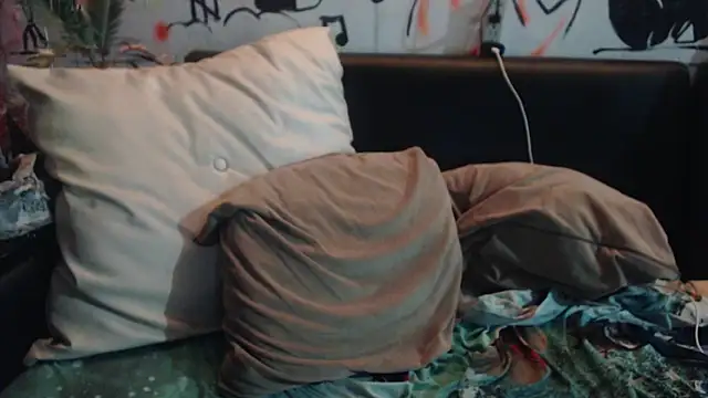 roystonee01 online show from November 6, 6:28 am