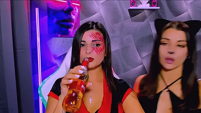 Snapshot of KayWuds chatting on October 31, 5:20 pm KayWuds online show from October 31, 5:20 pm