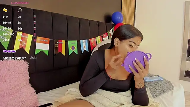 Snapshot of sweetsofia18 chatting on June 20, 11:32 pm sweetsofia18 online show from June 20, 11:32 pm