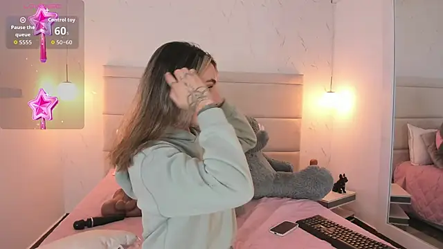 Mollymoon1 online show from December 1, 8:10 pm