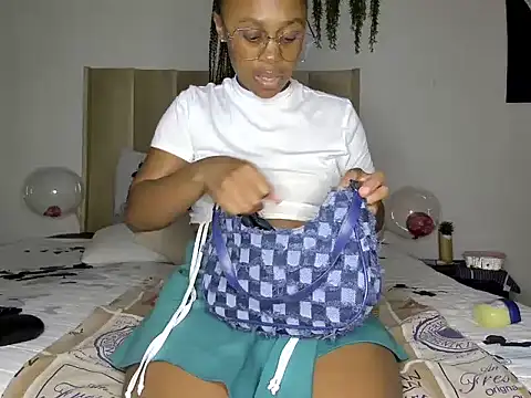 Snapshot of Pearl_00 chatting on March 20, 9:02 pm Pearl 00 online show from March 20, 9:02 pm