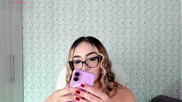 Snapshot of Sarajonnes chatting on October 21, 1:43 pm Sarajonnes online show from October 21, 1:43 pm