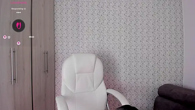 Snapshot of Sarajonnes chatting on October 23, 9:52 am Sarajonnes online show from October 23, 9:52 am