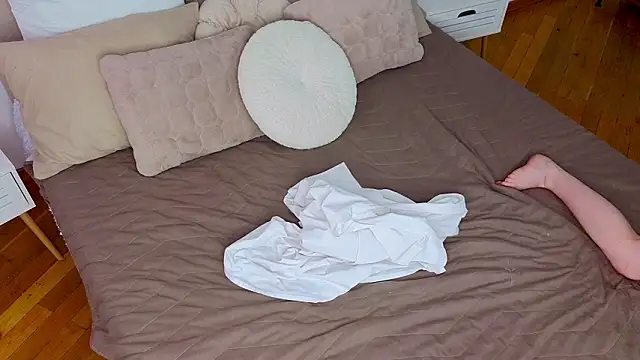 L1ittle kitty  online show from February 4, 9:54 pm