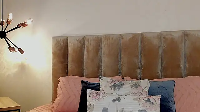 Snapshot of Alisha-Bond chatting on January 9, 10:39 pm Alisha-Bond online show from January 9, 10:39 pm