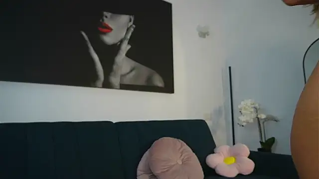 Snapshot of izzy_belle chatting on June 11, 6:21 am izzy belle online show from June 11, 6:21 am