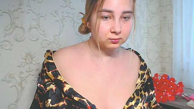 Snapshot of DolphinDreams chatting on June 19, 9:04 am DolphinDreams online show from June 19, 9:04 am