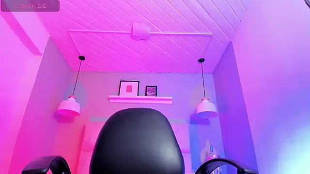 Lucy Williiams online show from January 14, 7:28 pm