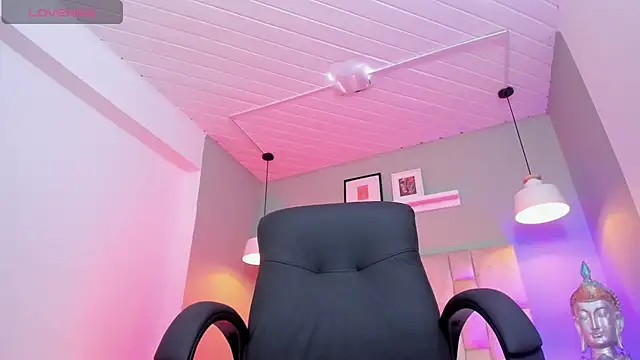 Lucy Williiams online show from February 25, 7:03 pm