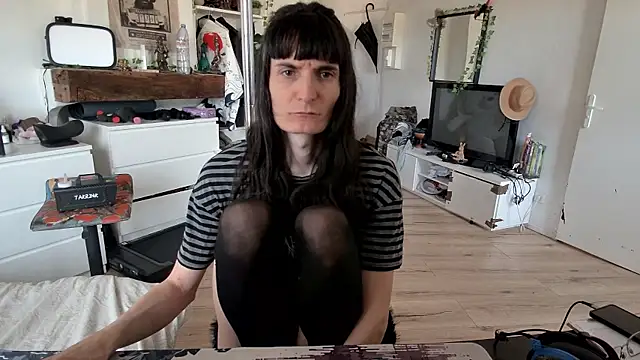 Snapshot of CeriseLapine chatting on November 6, 11:47 am CeriseLapine online show from November 6, 11:47 am