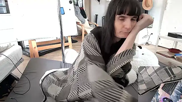 Snapshot of CeriseLapine chatting on February 4, 11:05 am CeriseLapine online show from February 4, 11:05 am