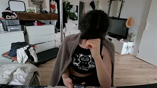 Snapshot of CeriseLapine chatting on December 3, 9:31 am CeriseLapine online show from December 3, 9:31 am