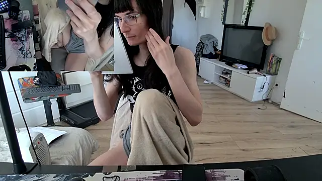 Snapshot of CeriseLapine chatting on November 27, 7:53 am CeriseLapine online show from November 27, 7:53 am