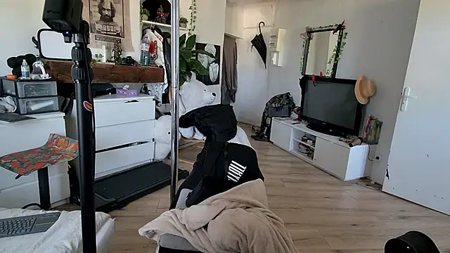 Snapshot of CeriseLapine chatting on November 20, 2:51 pm CeriseLapine online show from November 20, 2:51 pm