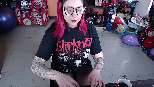 Snapshot of MissMiia2 chatting on October 6, 2:18 pm MissMiia2 online show from October 6, 2:18 pm