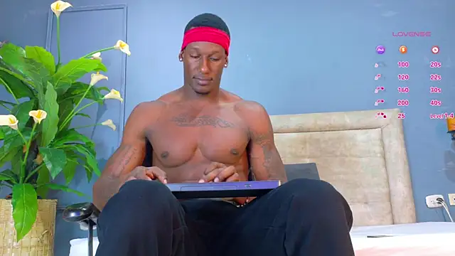 Snapshot of Iker_bigdick chatting on November 15, 7:29 pm Iker bigdick online show from November 15, 7:29 pm