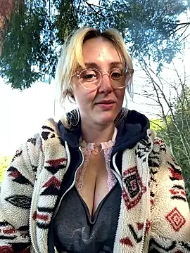 Snapshot of SherryOutdoor1 chatting on April 22, 7:48 am SherryOutdoor1 online show from April 22, 7:48 am